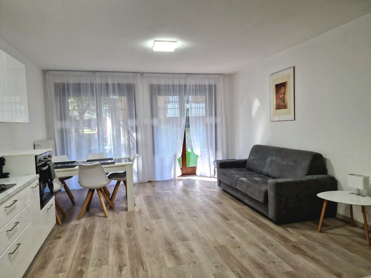 Holiday Residence With Private Garden Екстер'єр фото